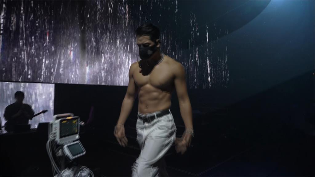 太炸裂！韓流天王Rain二度攻蛋　開場「半裸」大秀八塊肌