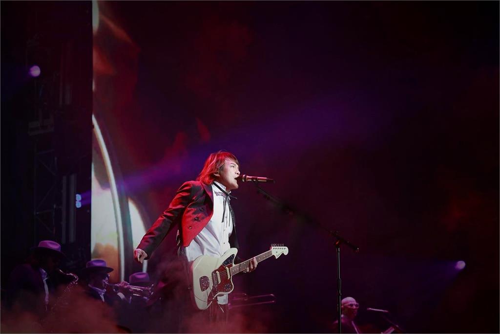 伍佰開唱想下班「2度加班到凌晨」催歌迷：沒捷運拉！李宗盛脫口「爆1猛料」