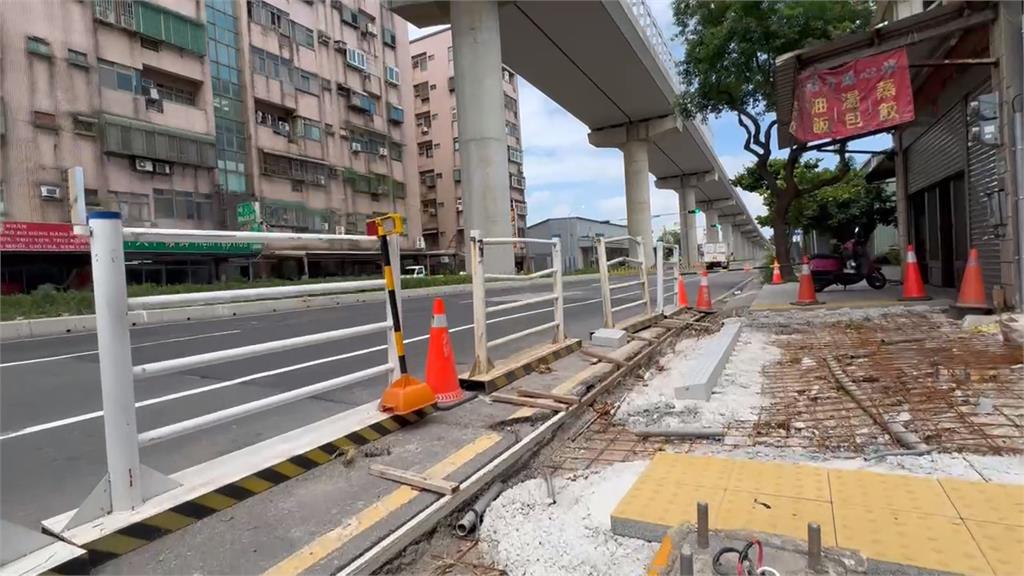 南崁路淪「道路障礙賽」？　機車騎士閃三角錐苦嘆：太危險