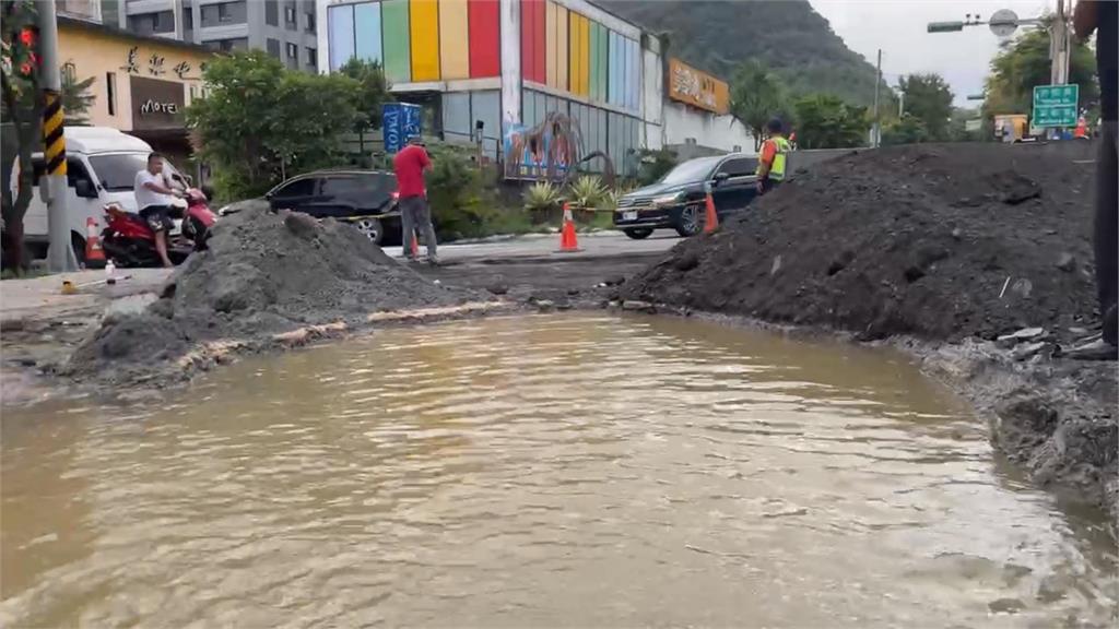 基隆水管又爆裂!影響萬戶 居民怨:年年上演不堪其擾