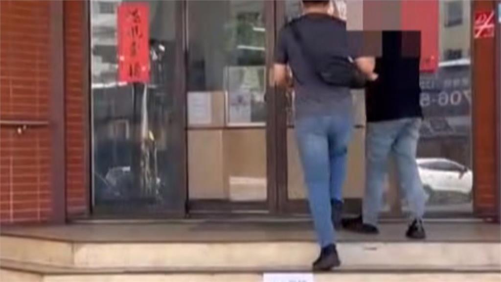 惱羞？男疑不滿夾娃娃「夾不到」　竟掏打火機燒毀3機台
