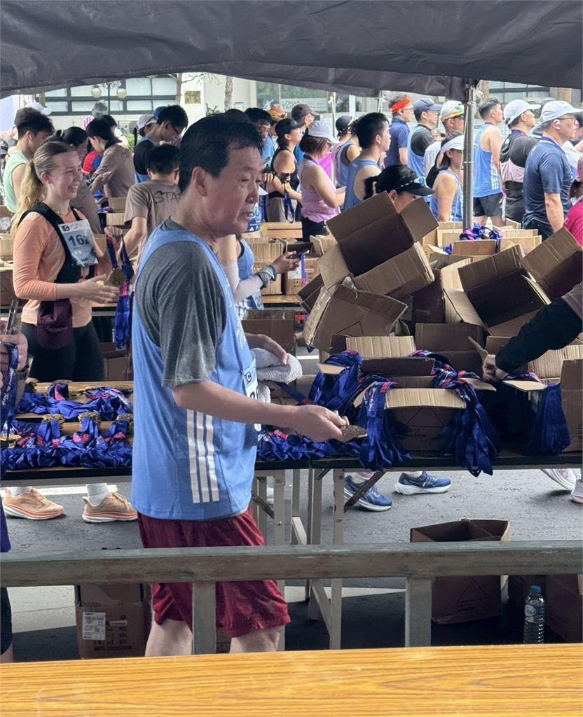 帥兒陪跑台北馬拉松 費鴻泰父子併肩完賽