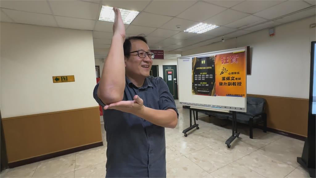 超吸睛！　高醫大心理學系主任　將學術融入大跳剉冰舞