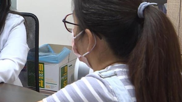 她打噴嚏「竟竄出蟲體」！醫生一看「鼻竇整窩活蛹」嚇瘋：生物學上不可能