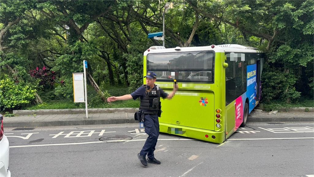 快新聞／碰！北市公車「插進」山壁！自撞釀3傷　驚險畫面曝光