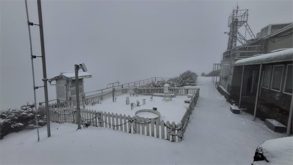 快新聞/玉山下雪了!可愛雪人伴「白色小鴨」現身 銀白世界如夢似幻