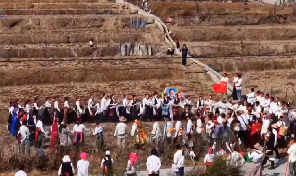 偷辦送葬儀式？西藏人手捧「習近平大頭照」詭異畫面曝…網譏：滿滿出殯感