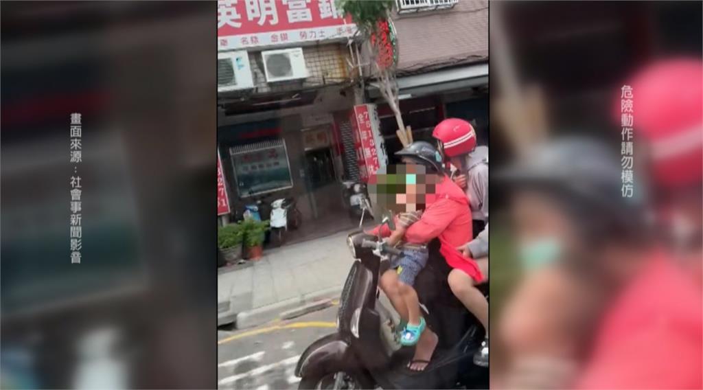 婦人騎機車「三貼」還單手抱男童 全被一旁民眾拍下:好危險