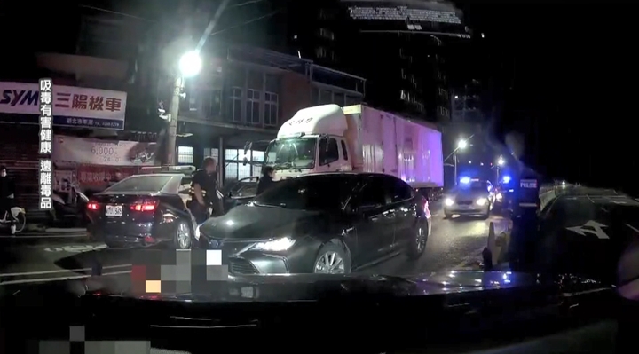 毒駕違停遭盤查！駕駛拒檢撞警車　警「開12槍」嫌泰山狼狽落網