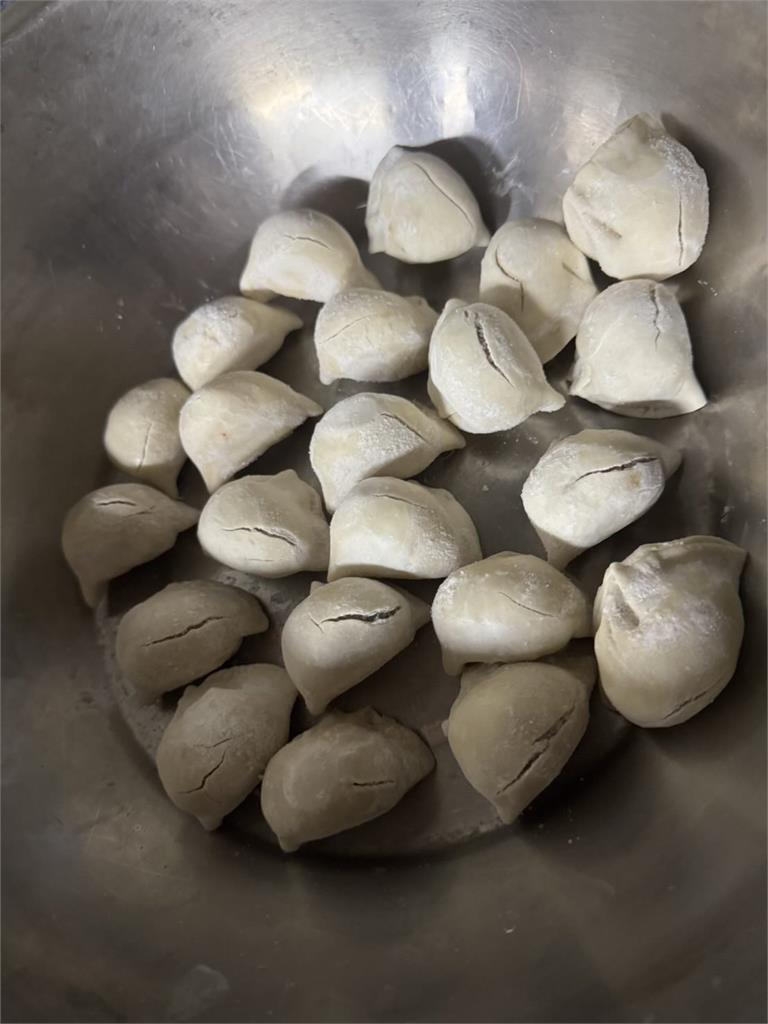 永和鍋貼名店急PO尋人啟事!他誤賣41顆「破皮水餃」網笑翻:邊煮邊罵髒話