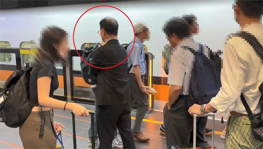 快新聞/妻子驟逝 !彭振聲高鐵13:05抵左營站 兒子哀戚現身警局