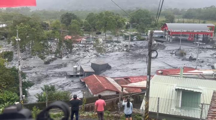 快新聞／花蓮馬太鞍溪又暴漲！洪水引巨型貨櫃衝撞民宅、電桿　驚悚畫面曝