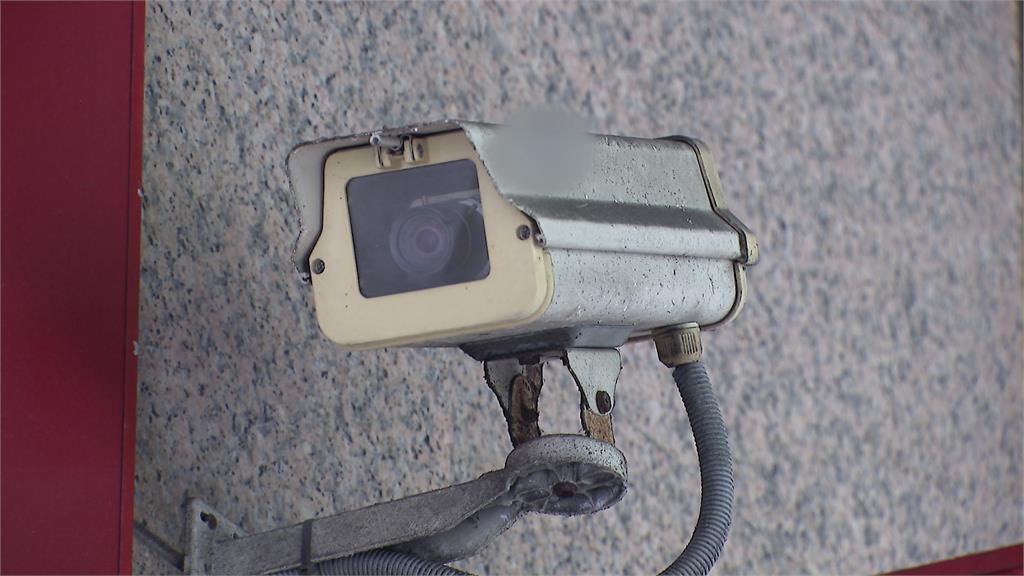 把銀行當旅館？遊民反鎖在內「自備枕頭棉被」呼呼大睡