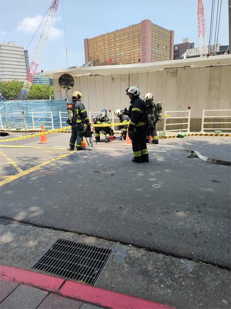 圖輯／北市敦化北路出事了！驚見天坑、管線破裂「飄出瓦斯味」畫面曝光