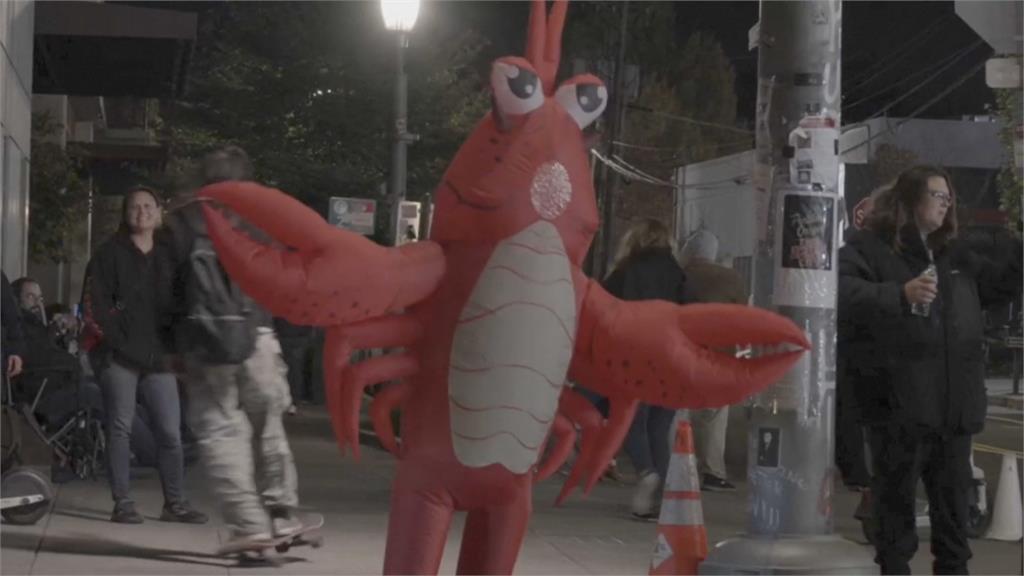 川普勝訴可派國民兵進波特蘭 引民眾不滿穿龍蝦裝上街抗議