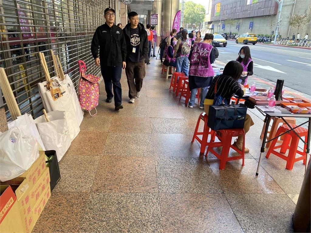 快新聞/現身連署站被徐巧芯喊「騙子」 許淑華回嗆:急了?到底多害怕
