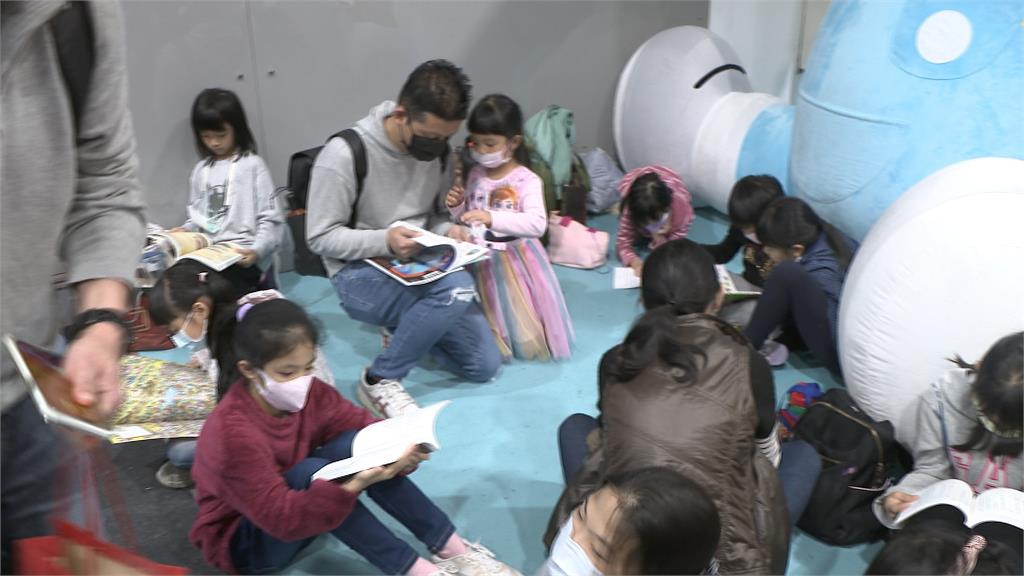 揮別疫情！台北國際書展人潮擠爆　「這個展區」人氣最旺