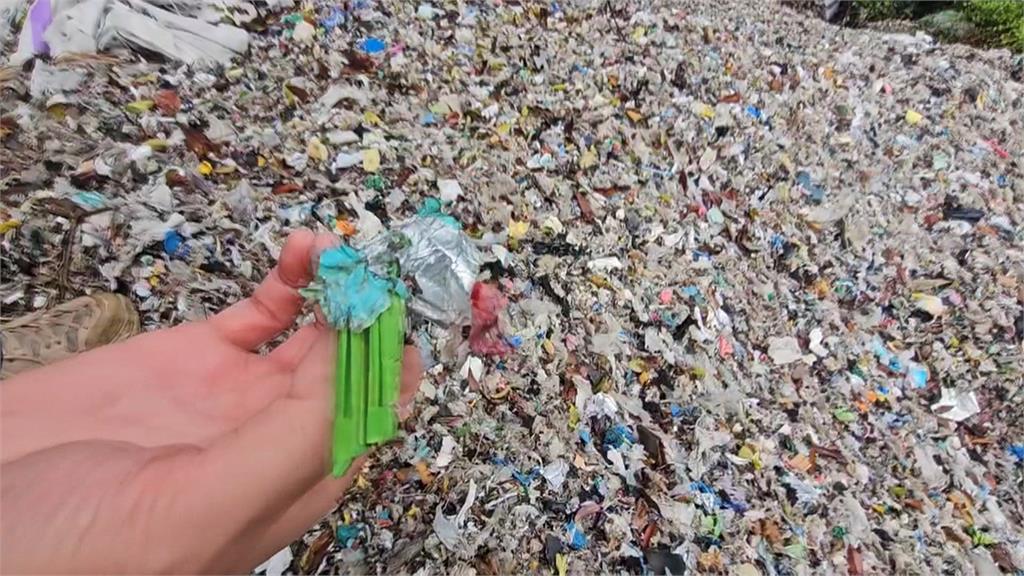 梅花湖上方山區淪「塑膠山」 地主怒報案:至少10輛貨車偷倒