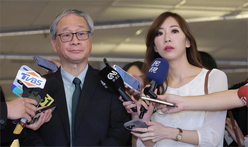 採訪沈伯洋「裸腿跪地太敬業」暴紅!民視正妹主播「玩火辣照被挖出」逼瘋網:很誇張