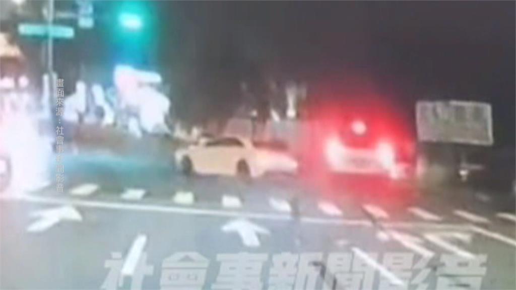 開車打算左轉又臨時右轉 馬路當自己家?後方車應變不及撞上