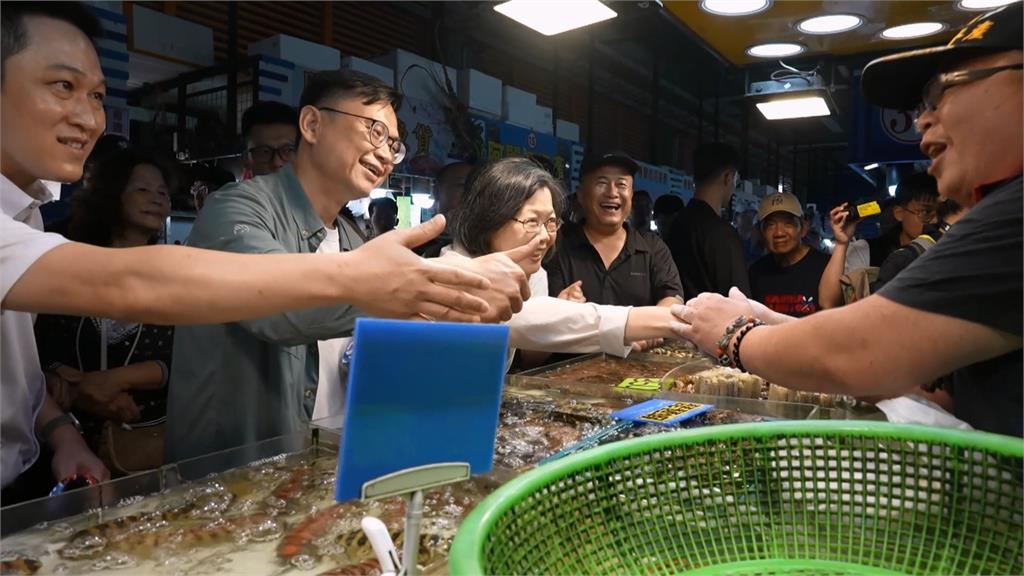 跟著蔡英文、賴瑞隆逛蚵仔寮! 19歲廚師「端這好料」擄獲小英味蕾