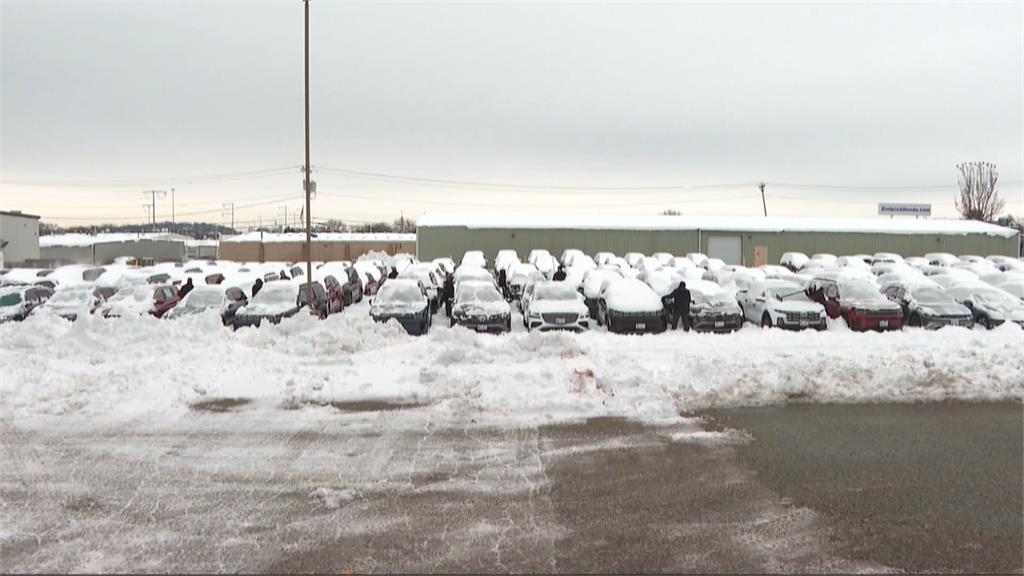 美國冬季風暴肆虐 卡車衝出橋面「車頭吊掛半空」