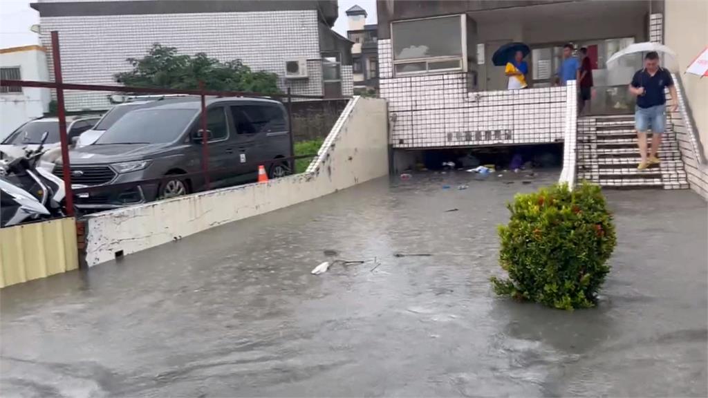 鹿港淹成河!大樓車庫變水庫 居民苦笑:來不及救
