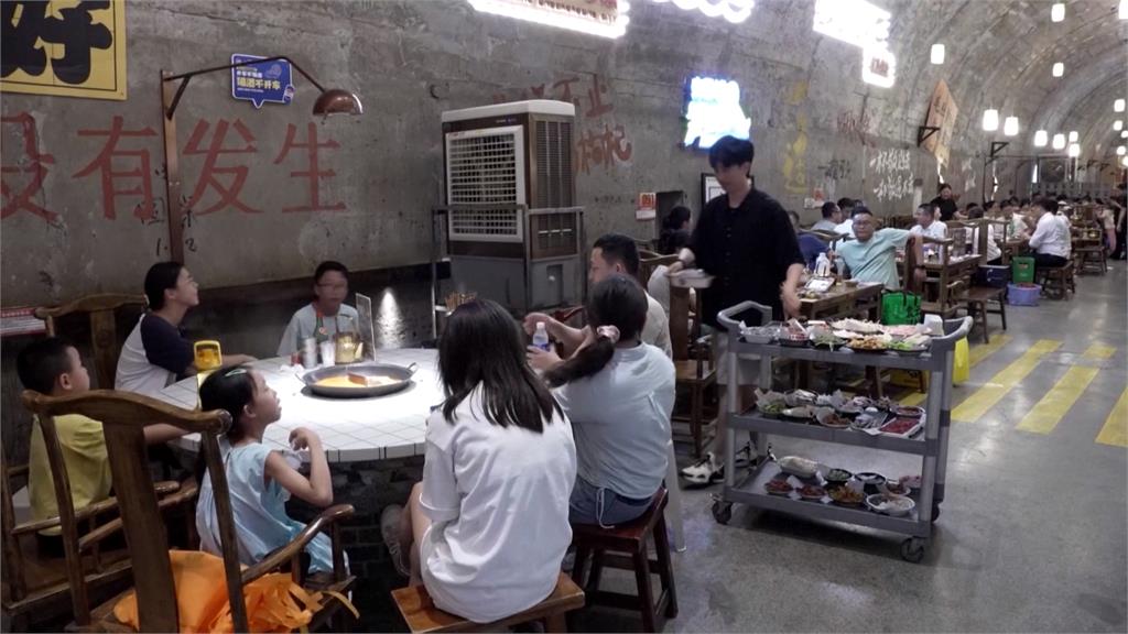 重慶高溫頻破40度! 民眾防空洞吃火鍋蔚為風潮