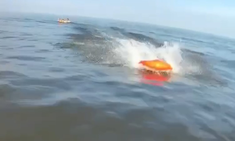 暑假戲水驚魂！3學生笨港遇險　海巡操作「遙控式動力救生圈」救援