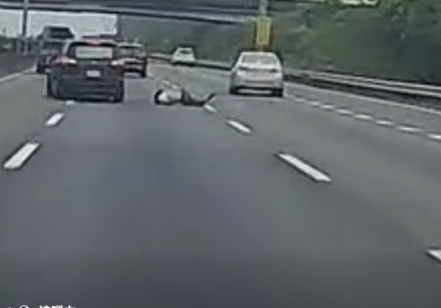 國道上演真實版《玩命關頭》!男從「後座摔出」後車S型急閃30秒片流出…