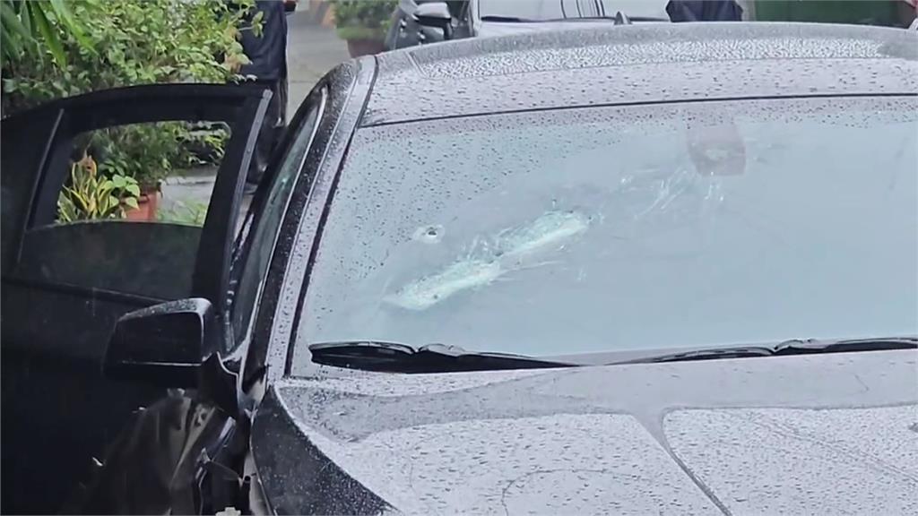 台中東區警力荷槍十幾人圍一車　場面驚險如拍警匪片