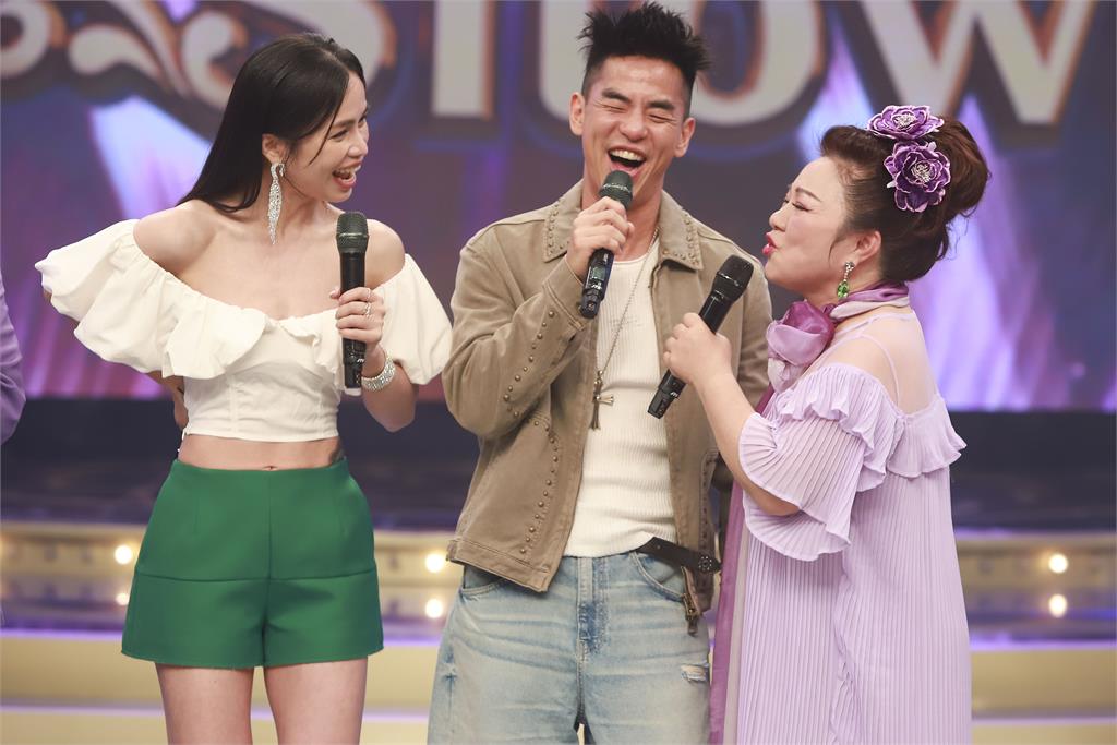 《超級冰冰Show》柯有倫露出超猛胸肌讓白冰冰忍不住「戳下去」!讓林芯儀嚇到