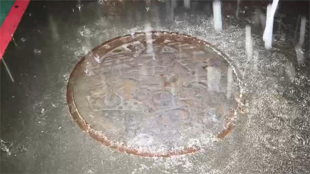 快新聞/暴雨狂襲!深夜新北多處淹水 慘況畫面曝光了