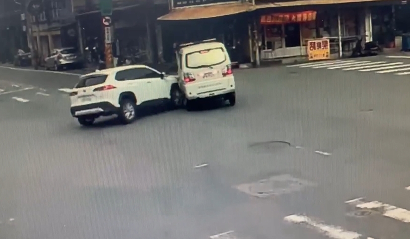 砰!休旅車「攔腰撞上」民間救護車 一路噴飛至路口店家才停