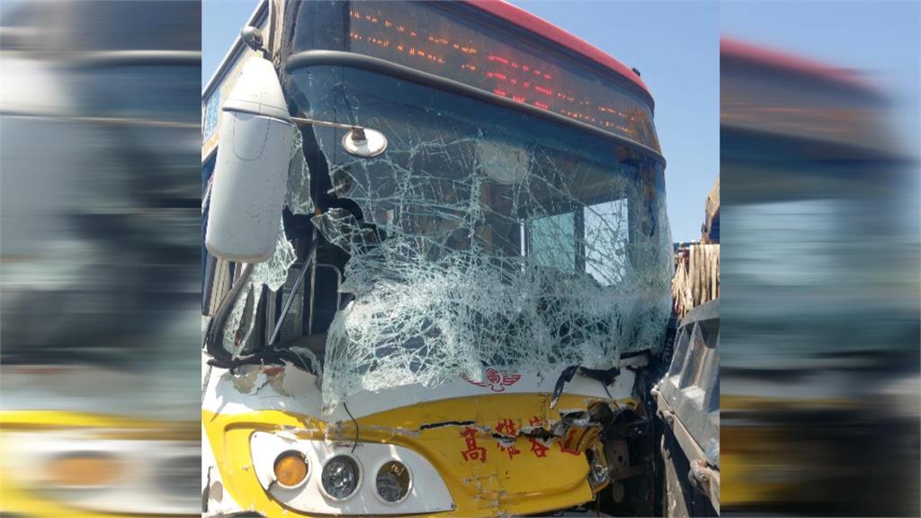 國道十號仁武路段 4車追撞7人受傷送醫