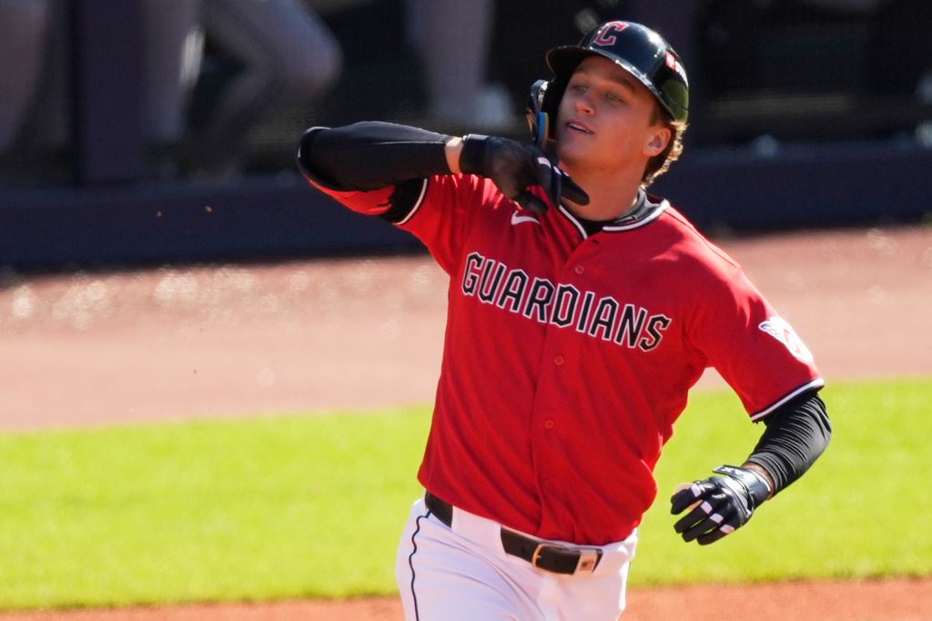 MLB/小時候教練不准甩棒!守護者菜鳥冠軍戰開轟太興奮 球棒竟飛成「直升機」