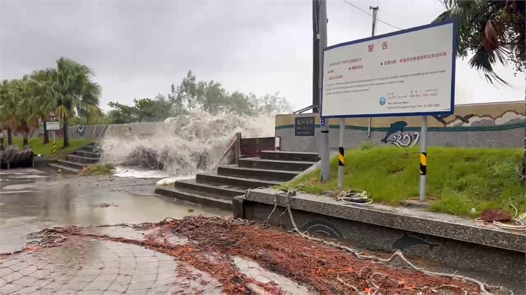 樺加沙來襲！台東大雨狂炸 海水倒灌塔瓦溪驚現逆流