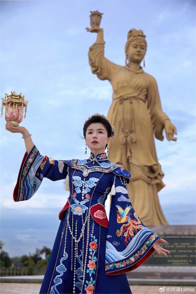 大甲媽才連出2意外！顏清標現身中國媽祖廟「做1事被拍」同框中共背景女星