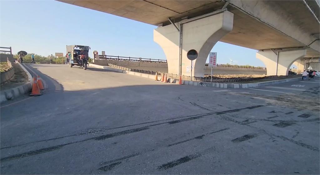 翻車了!彰化芳苑觀光鐵牛車翻覆 車上10名觀光客輕傷送醫