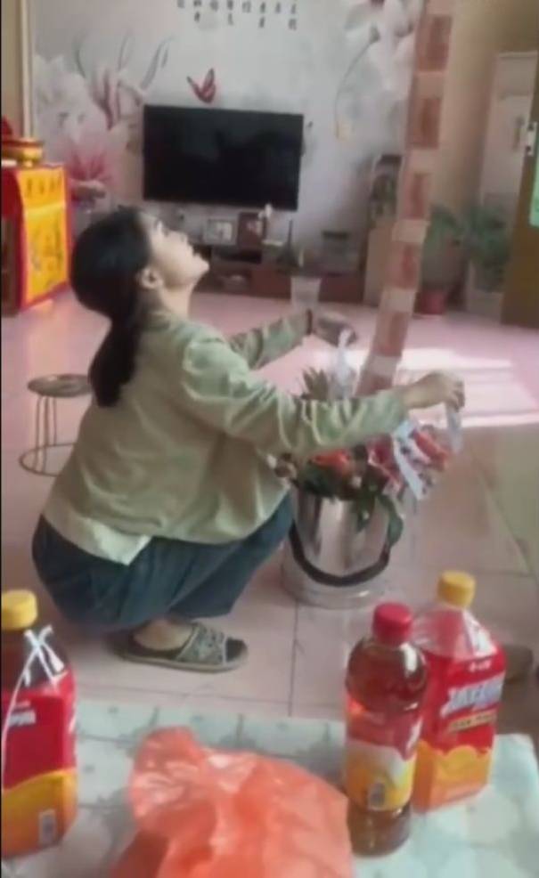 驚喜變驚嚇!中國女氣球綁鈔票想送男友 裝車失手近萬現金全飛了