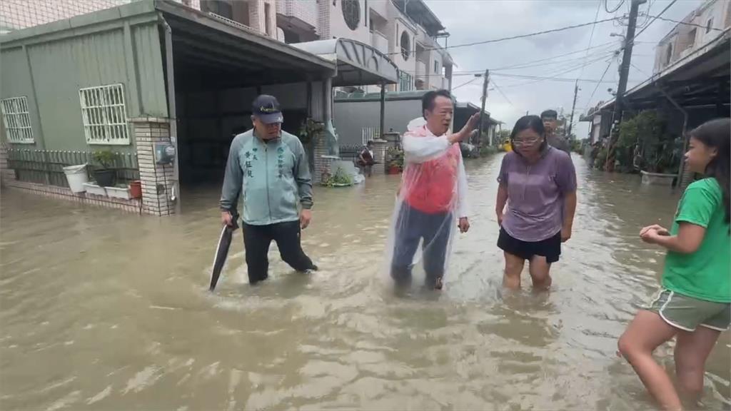 暴雨逢大潮!嘉義六腳「水淹半顆輪胎」 法拉利駕駛迴轉落跑
