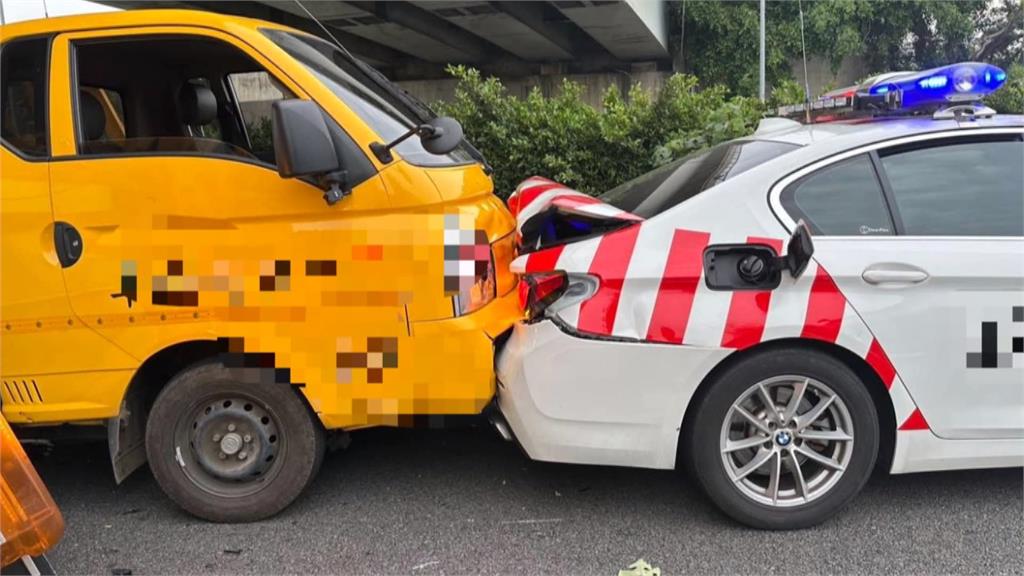 廂型車闖燈想逃! 龍井熱心「5壯漢」堵車門助警抓逃逸移工
