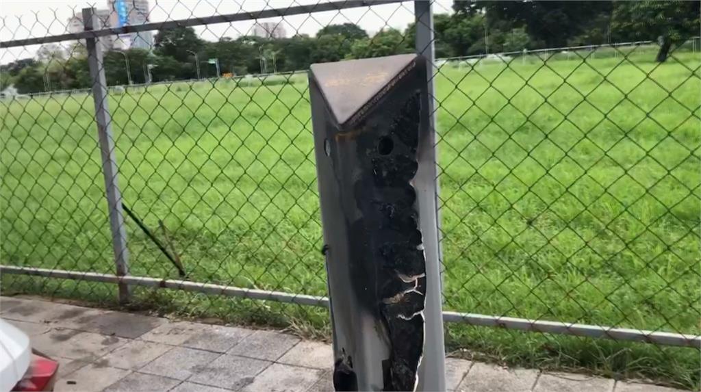 台南驚悚開到一半火燒車! 73翁急跳車 燒到一旁收費柱