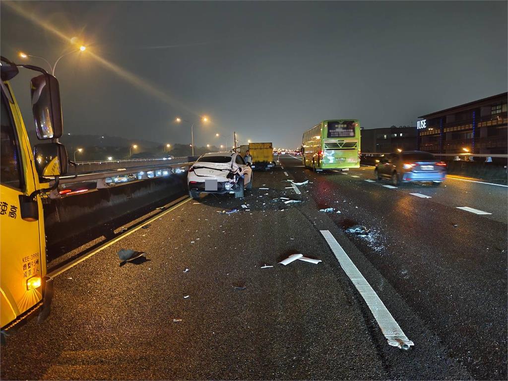 最新/國1堤頂交流道附近4車追撞 1貨車駕駛夾困車內受傷送醫