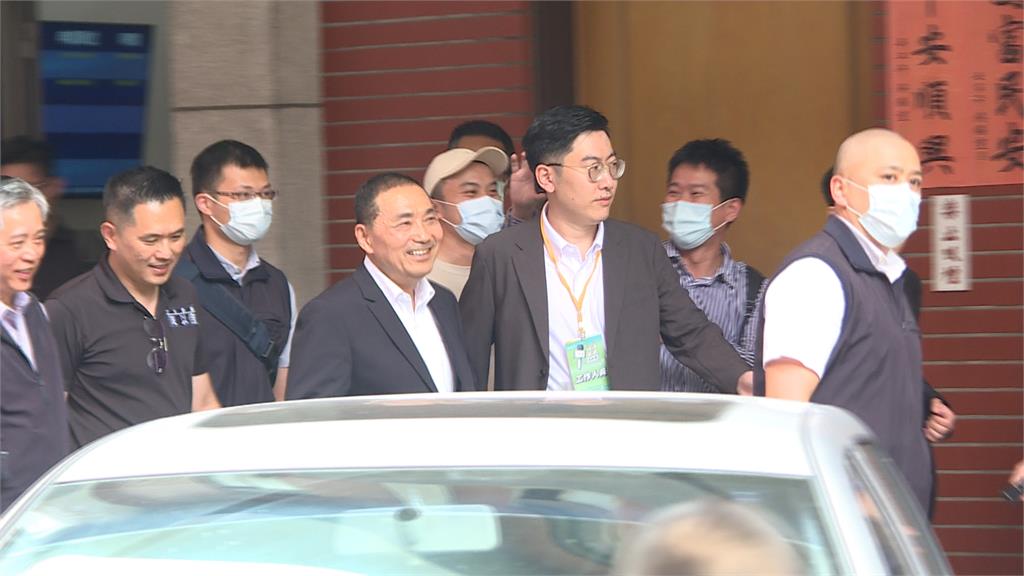 侯友宜快閃幕僚營發冰棒 青年不領情「沒國政見解不加分」