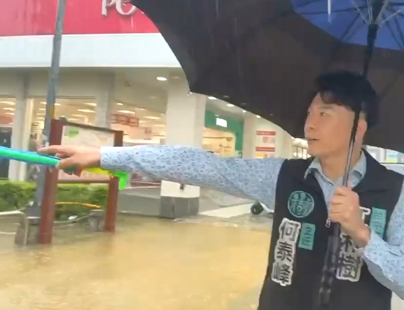 溼答答上學！　台中大里又淹水學生狼狽涉水而過