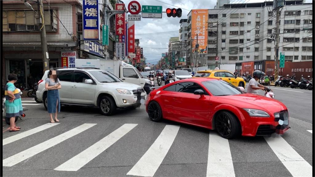 女開跑車禮讓行人卻遭後車追撞　網友大歪樓：人美心也美