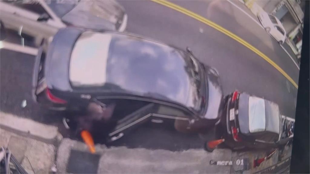 桃園轎車衝撞路旁2車7機車　婦被壓倒頭部受傷、駕駛稱閃車釀禍