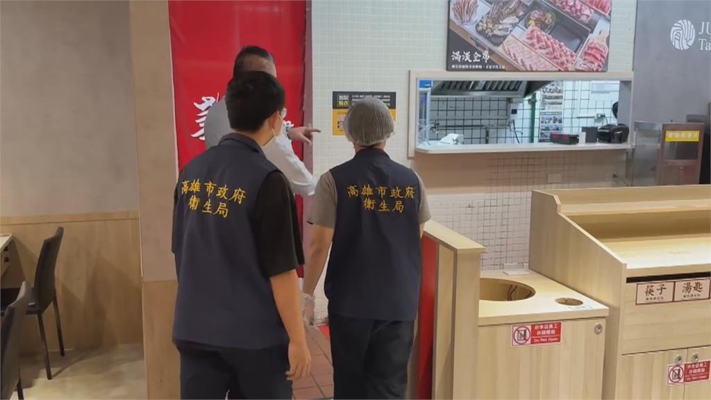 高雄火烤兩吃爆食安! 飲料機掛「小強屍體」 醬料區有蟲亂飛