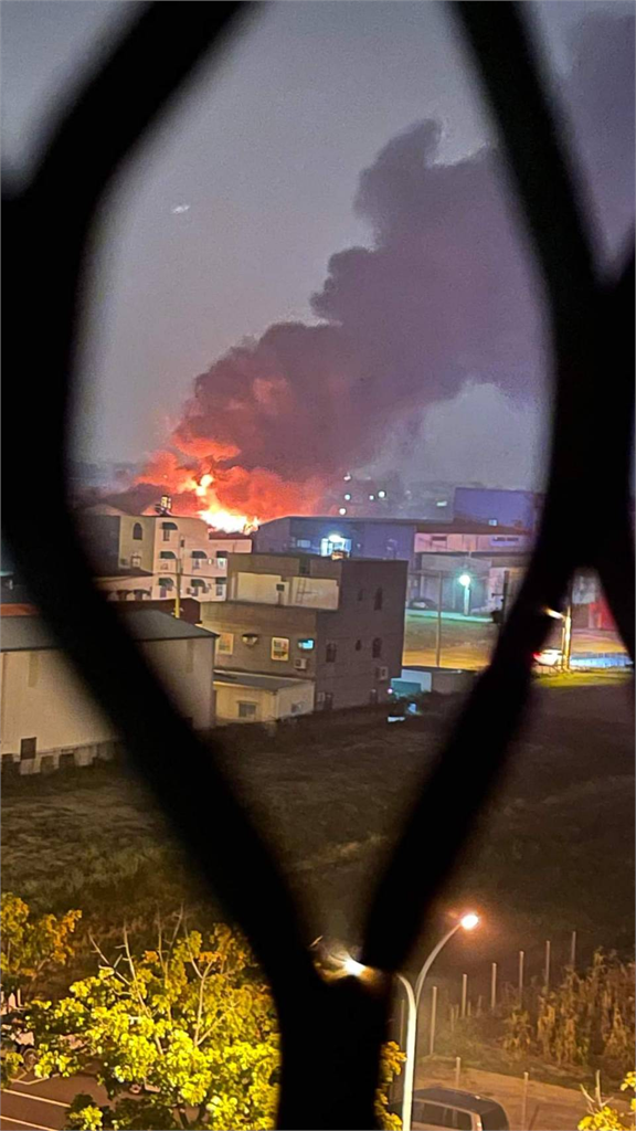 快新聞／台南電動車廠倉庫暗夜大火　1400平方公尺鐵皮屋「全被燒毀」